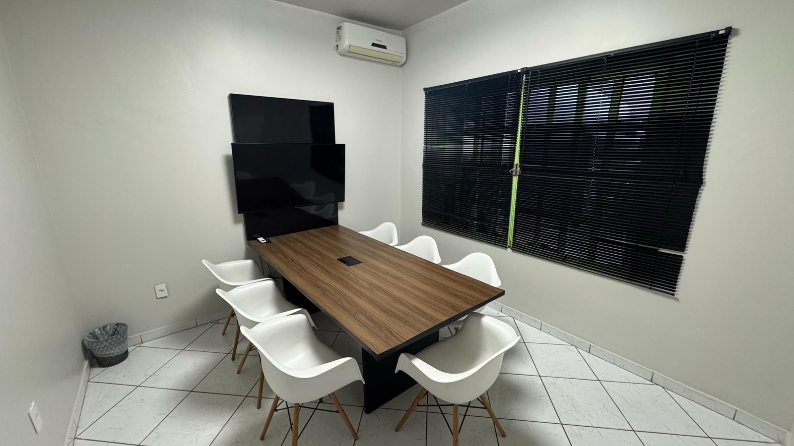 Sala de negociação com lousa branca